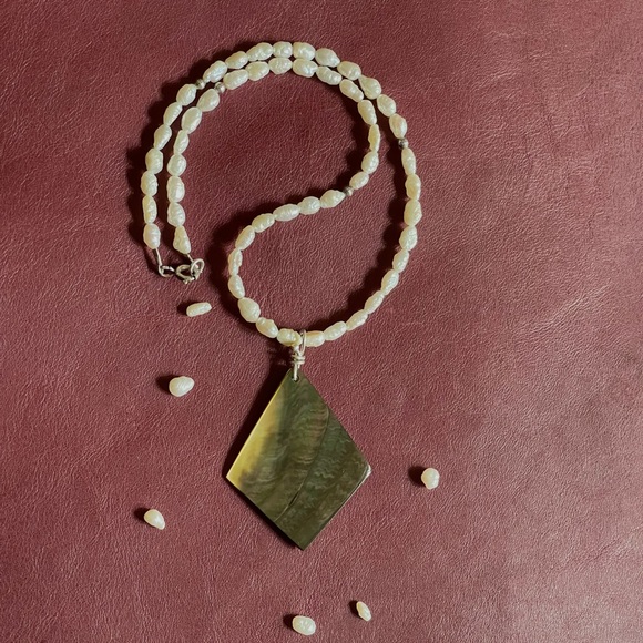 Handcrafted cultured freshwater rice pearl necklace. - Picture 6 of 10